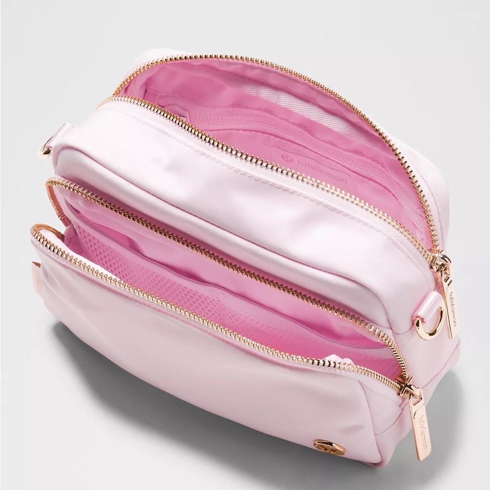 NWT Lululemon Everywhere Crossbody Bag 2L Monogram Metallic Blissful Pink/Gold - Picture 4 of 13